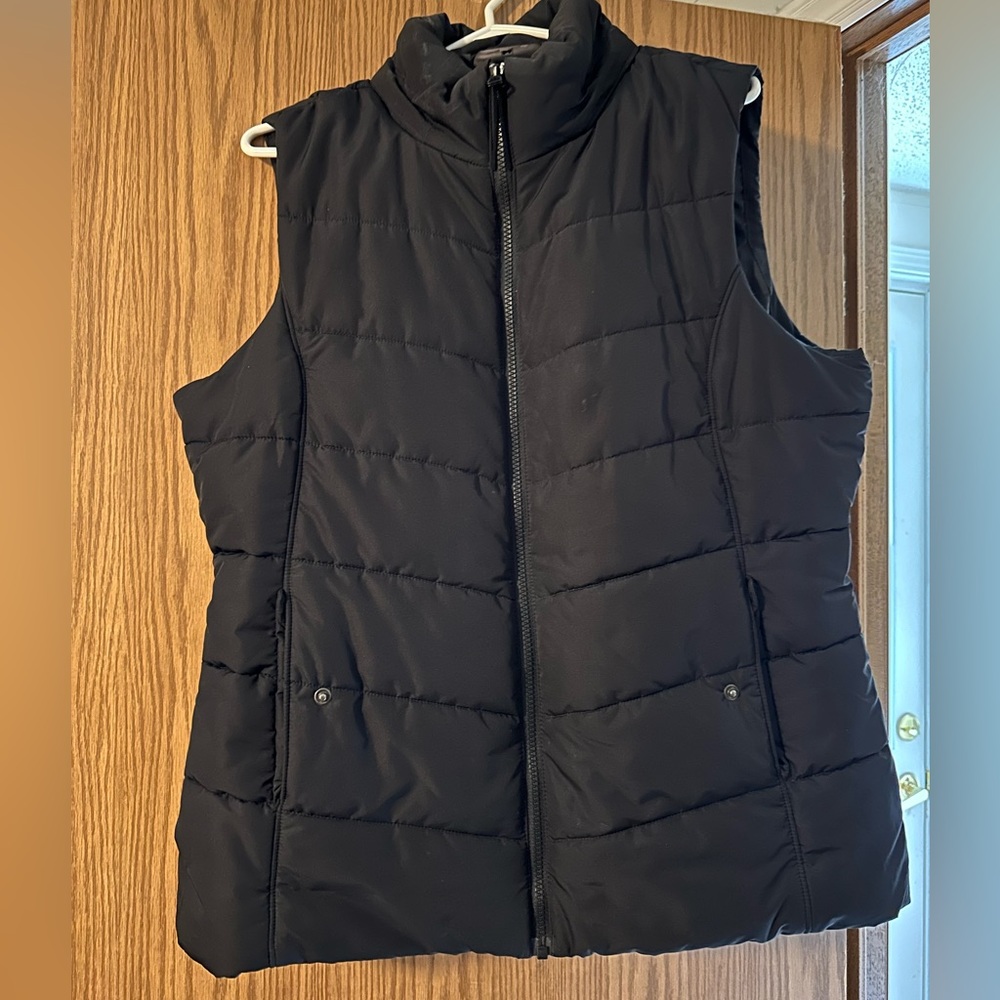 Wind River Black Puffer Vest